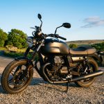 découvrez la guzzi v7 stone, la moto idéale pour les titulaires du permis a2. alliant design classique et performance accessible, elle offre une expérience de conduite unique pour les motards débutants et confirmés.