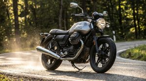 découvrez notre test complet de la moto guzzi v7 : performances, design et confort analysés en détail pour les passionnés de motos classiques.